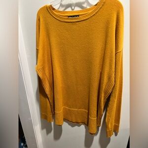 Beautiful gold color  light weight sweater.